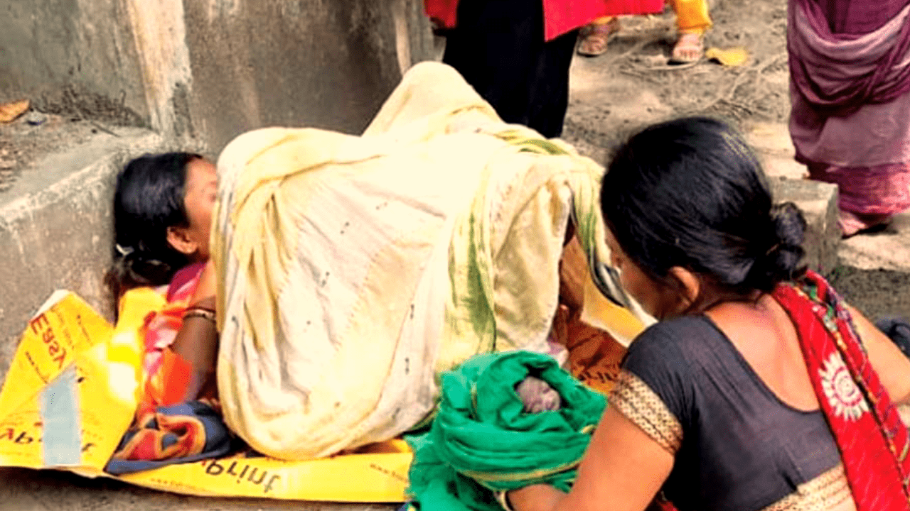 Anganwadi worker gave birth under a banyan tree