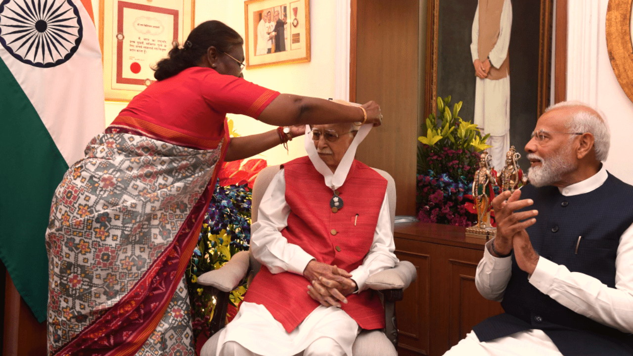 The President Droupadi Murmu went to Lal Krishna Advani's house and presented the Bharat Ratna