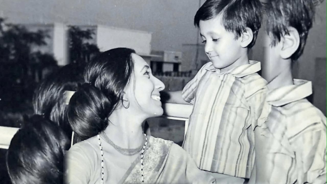 Chatting with his mother, the little kid actually recognized the famous music director of Bollywood