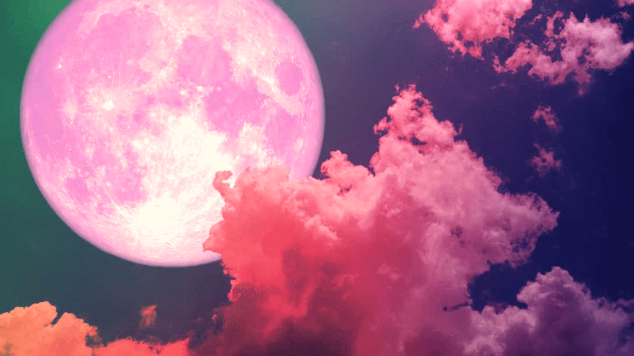 pink colors of the moon were seen in the sky!