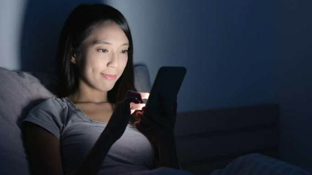 What women do at night on mobile phones