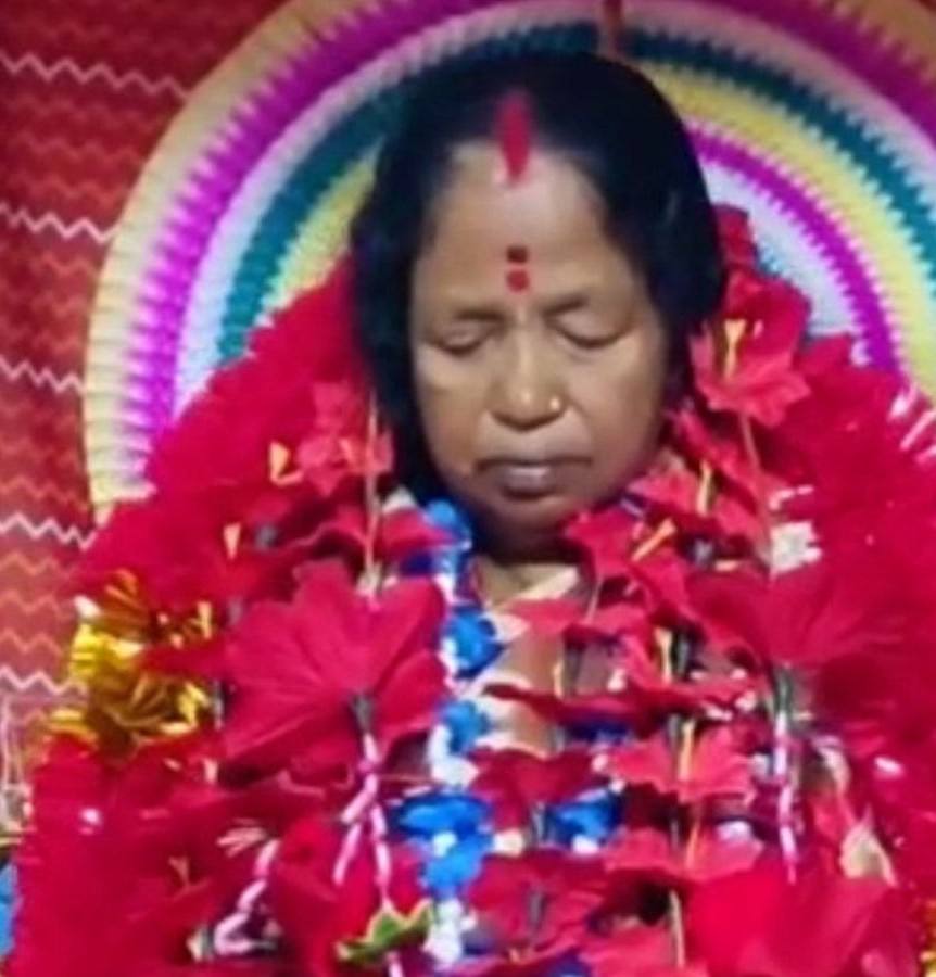 সাঁতরা পরিবারের বড় বউ হীরাবালা সাঁতরাকে কালী রূপে পুজো করা হয়