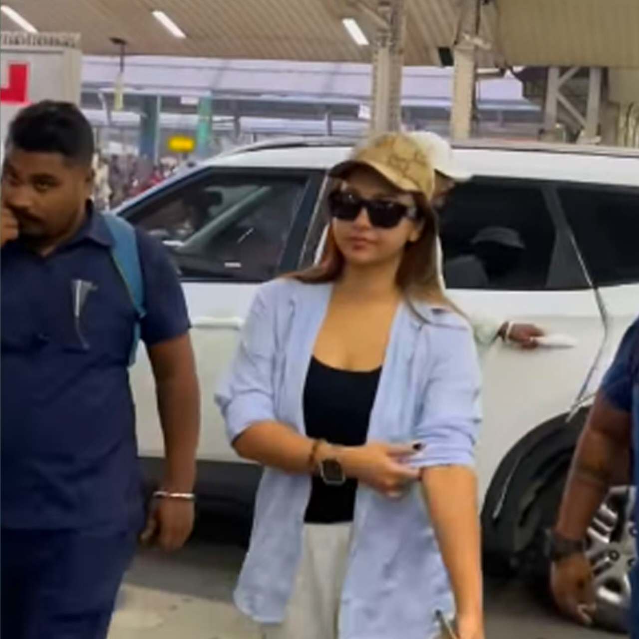 'আপনার কি গাড়ি নেই?' ২০ বছর পর ট্রেনে কৌশানী, নেটিজেনদের কটাক্ষের ঝড়