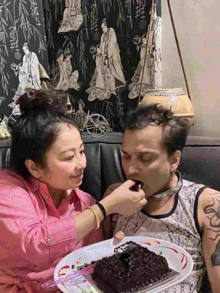 এই জনমৰ পৰা জন্মান্তৰলৈকে আমি আমাৰ কাহিনী লিখি যাম Goldie. Happy birthday কুশলে থাকা 🙏🙏 4