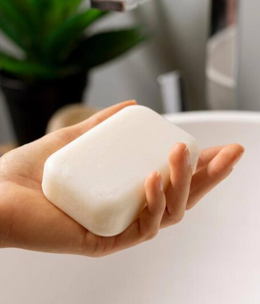 একই সাবান ভাগ করে স্নান করলে কী বিপদ?