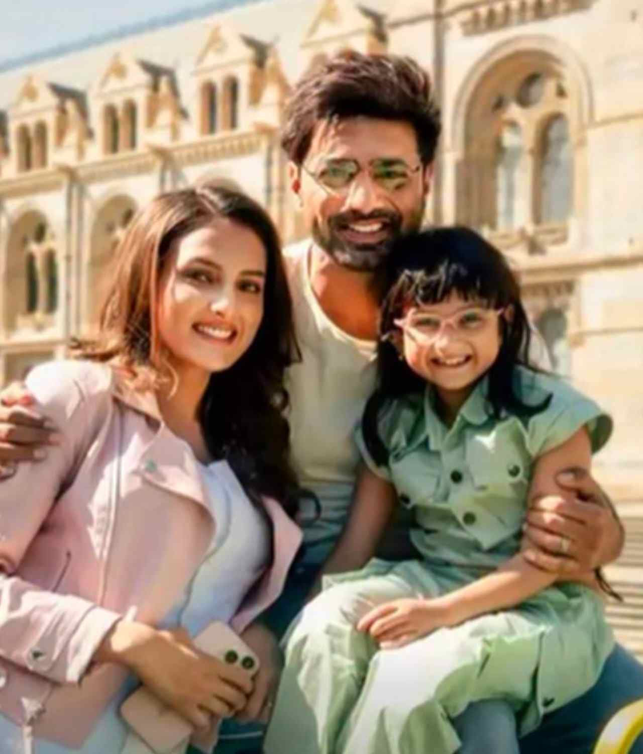 ‘রোম্যান্সে’ আপত্তি নেই এক মেয়ের বাবা হয়েও! দেবের সঙ্গে প্রেমের দৃশ্যে জ্যোতির্ময়ী, প্রকাশ অজানা গল্প