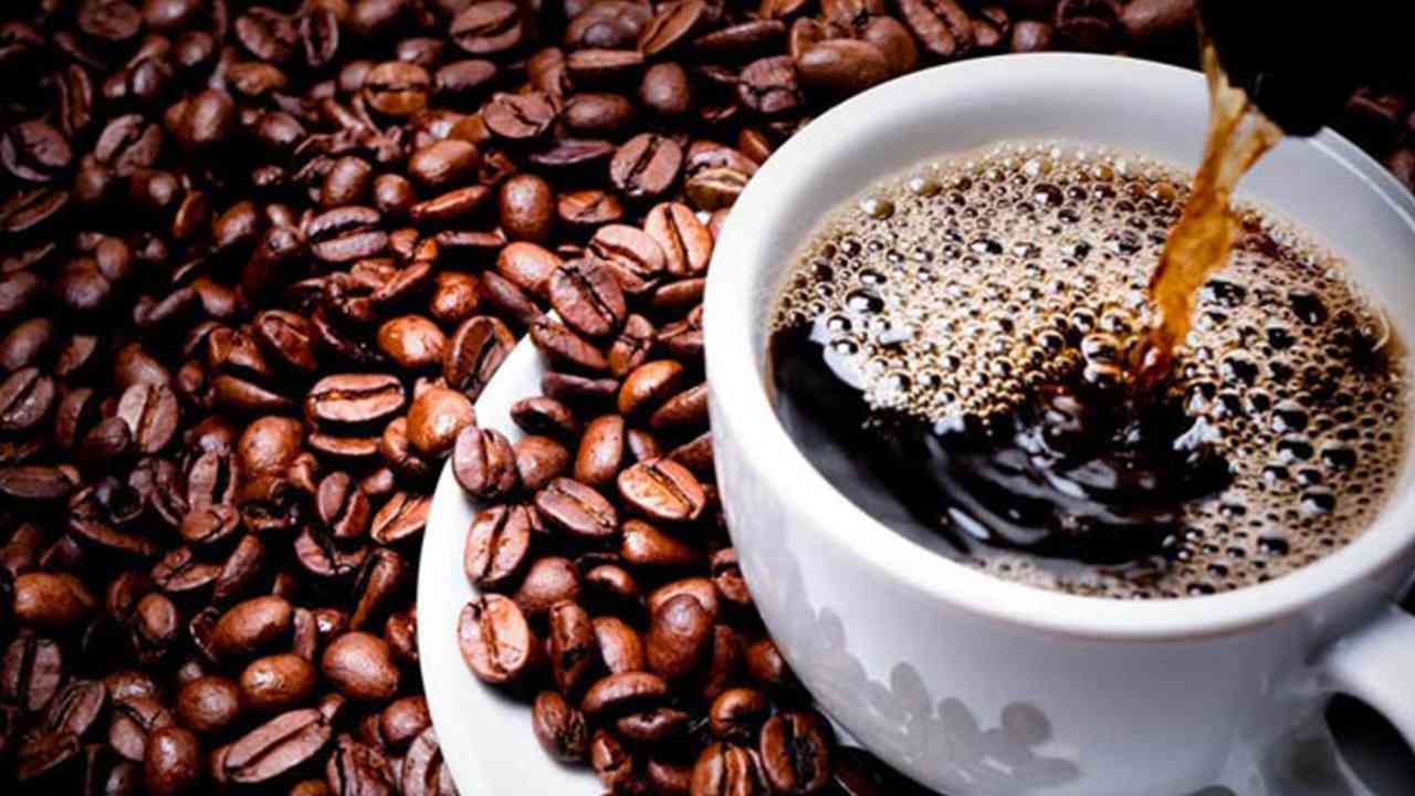 কফির সঙ্গে কোন খাবার একদম নয়: হৃদরোগ থেকে কিডনির পাথর—বিশেষজ্ঞদের সতর্কবার্তা