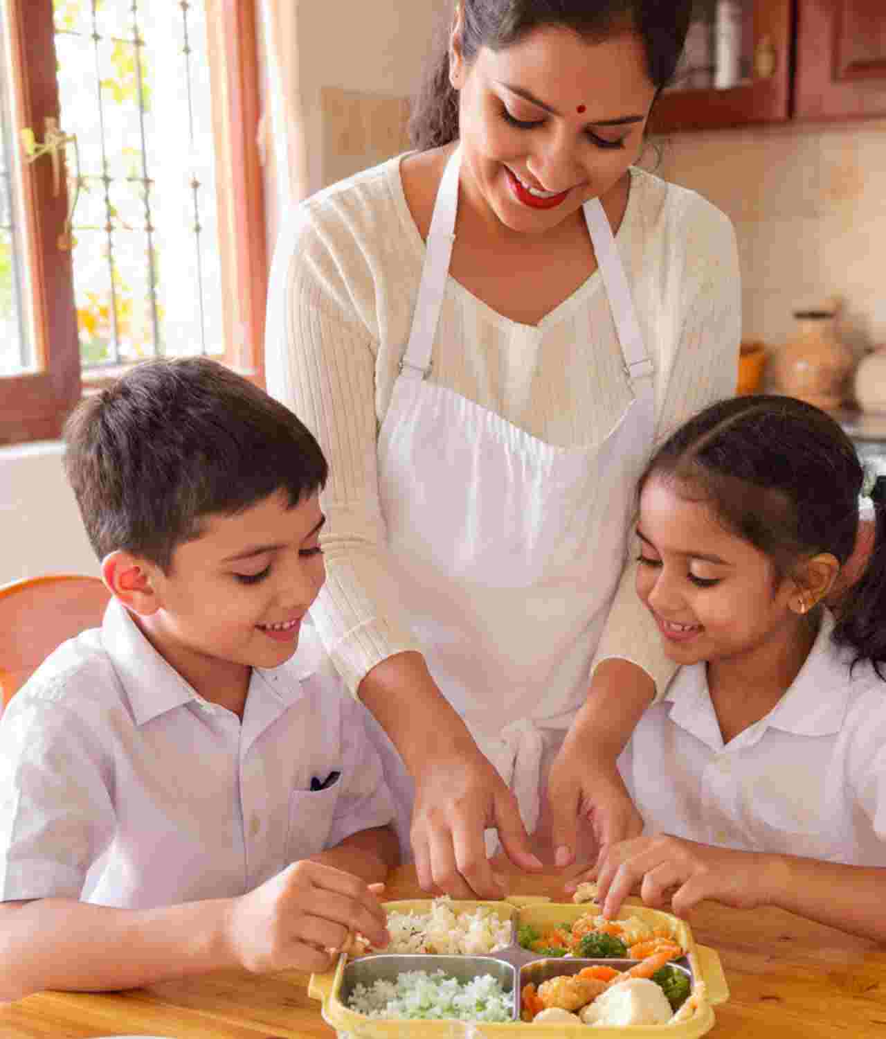 খুদের টিফিনে মায়ের জাদু: পুষ্টিকর ও আকর্ষণীয় খাবারের সম্পূর্ণ গাইড