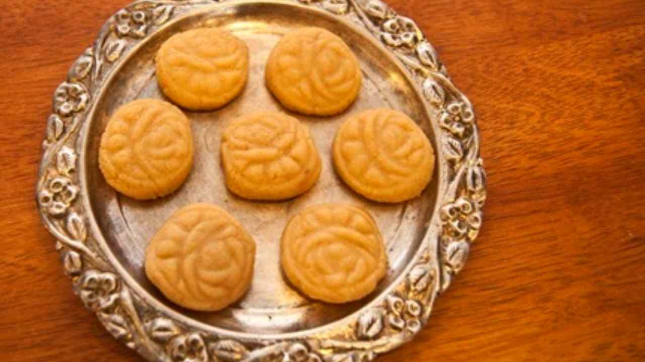 শীতের আমেজে নলেন গুড়ের সন্দেশ—বাড়িতে বানান খাঁটি বাঙালি মিষ্টির স্বাদ