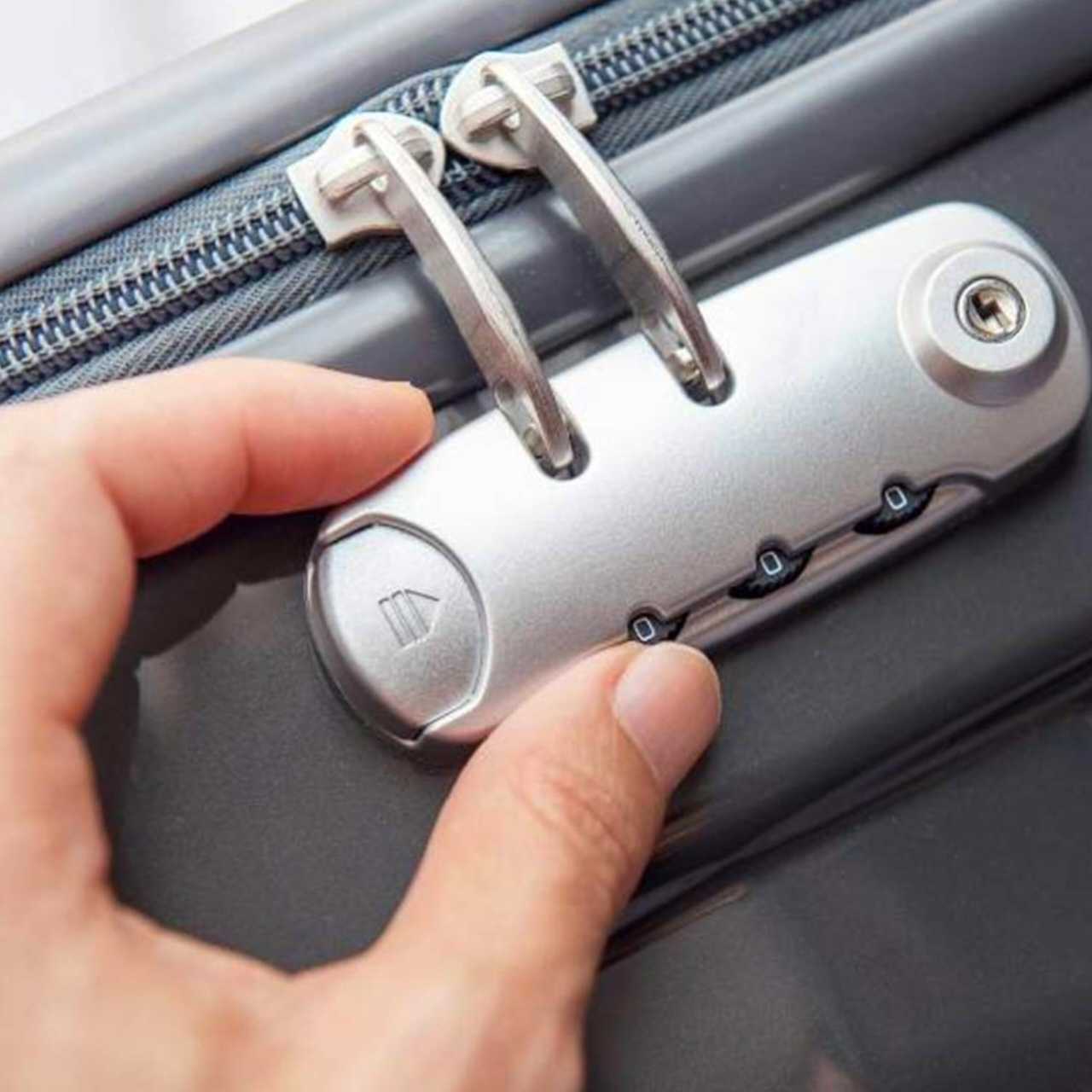 ট্রলি ব্যাগের কম্বিনেশন লক খুলছে না? জেনে নিন সমাধান