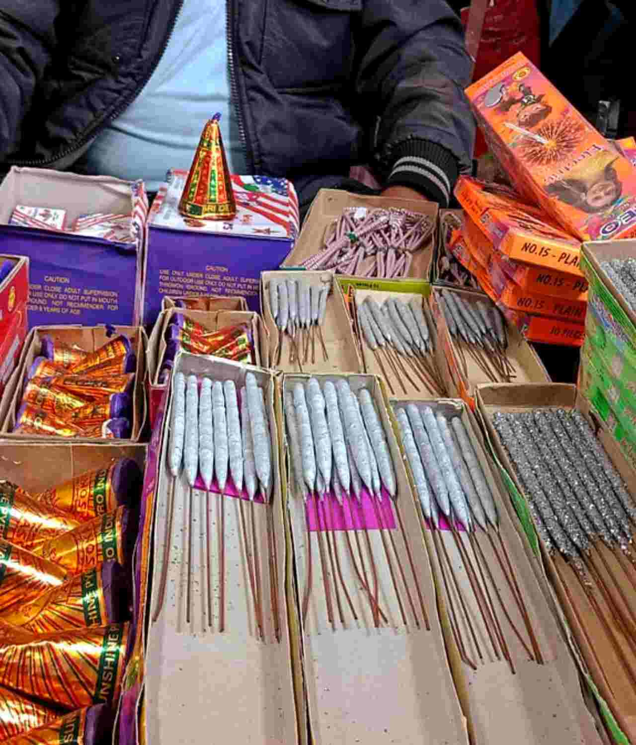 বাজেয়াপ্ত আতশবাজি নষ্টে অনিয়ম পরিবেশকর্মীদের অভিযোগ