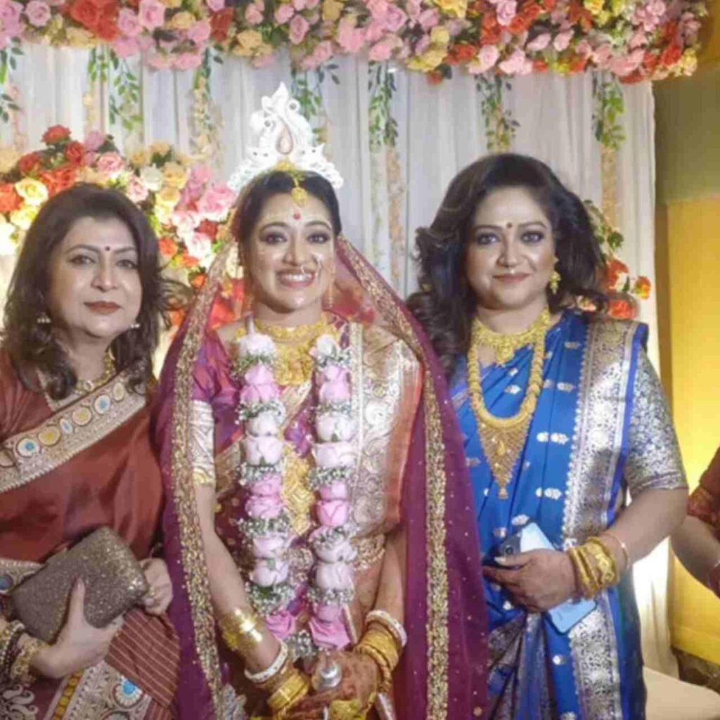 কনের সাজে মুগ্ধ সবাই