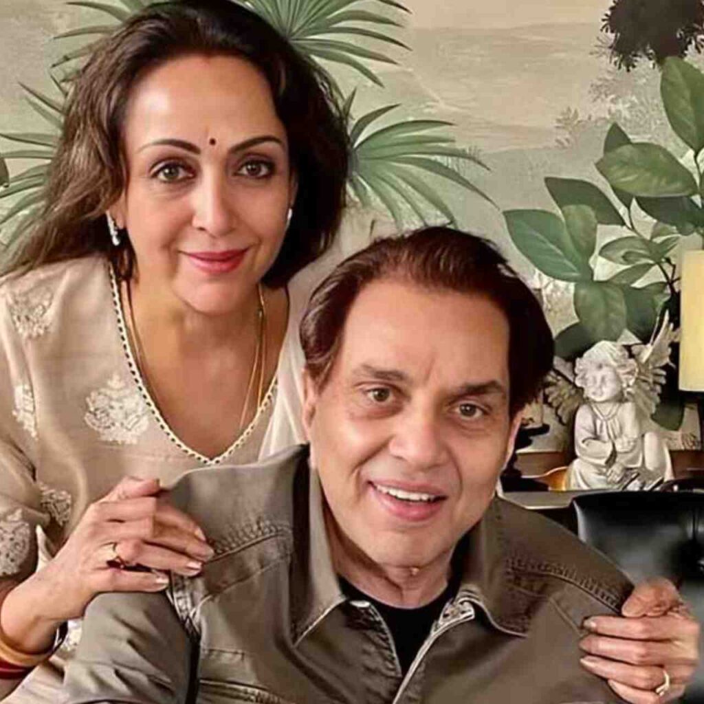 “লোকচক্ষুর আড়ালেই ধর্মেন্দ্রর শেষযাত্রা: হেমা মালিনীর হৃদয়বিদারক ব্যাখ্যা প্রকাশ্যে”