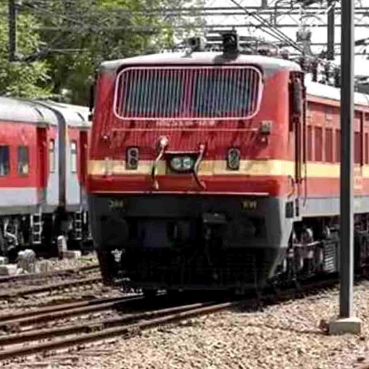 যাত্রী সুরক্ষায় দূরপাল্লার ট্রেনে সিসিটিভি