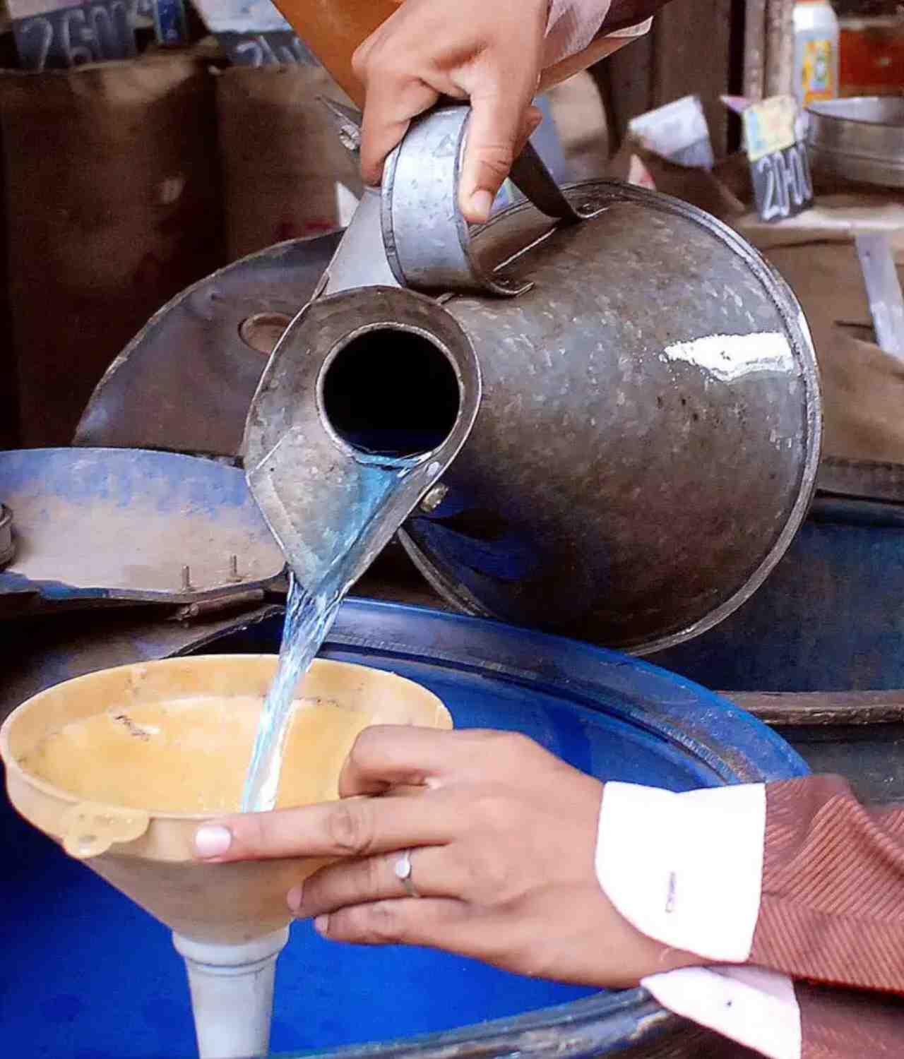 রেশনে কেরোসিনের দাম বাড়ল: মধ্যবিত্তের বাড়তি বোঝা, ডিলারদের আশঙ্কা চাহিদা আরও কমবে