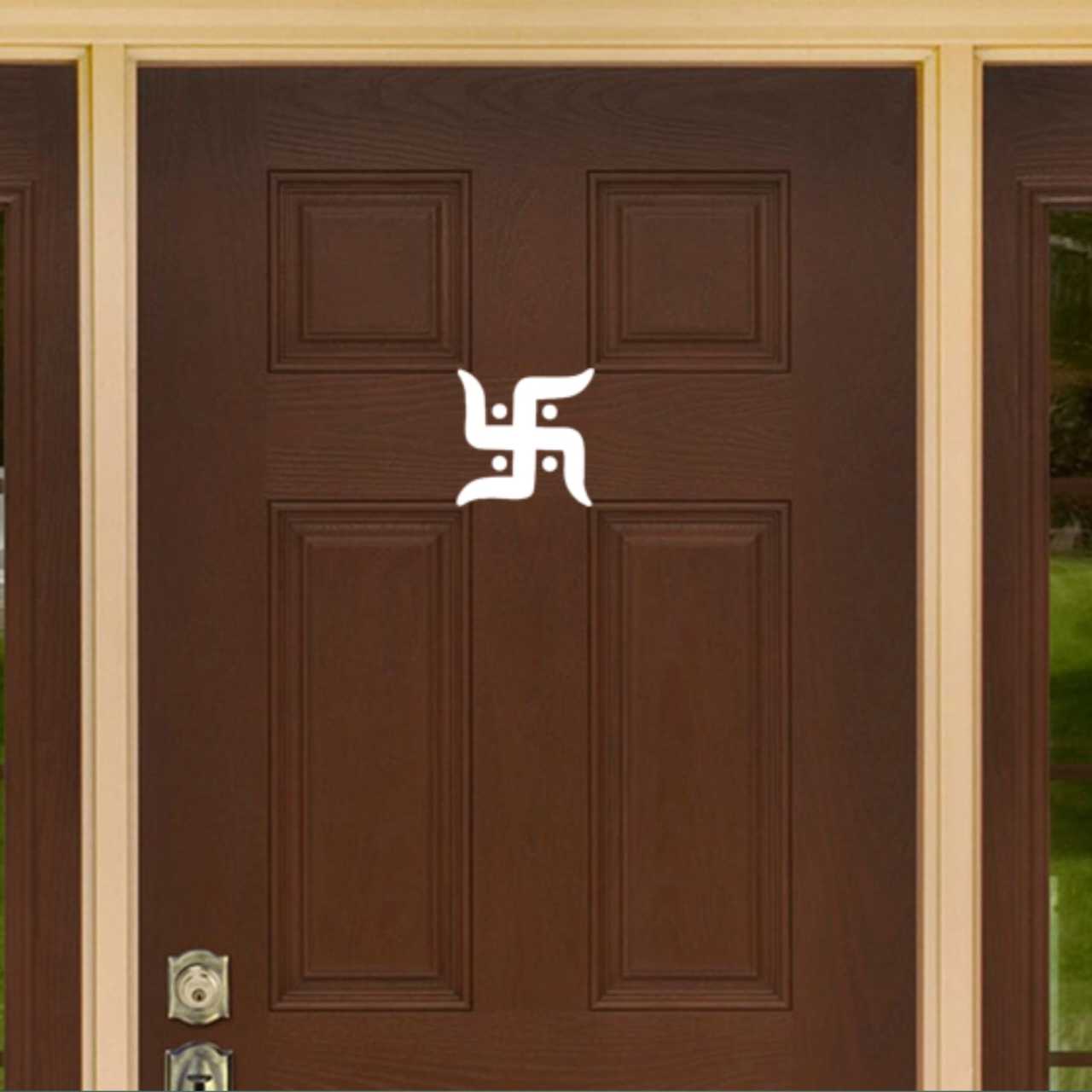 সদর দরজায় চারটি উপায়: বাড়িতে শুভ শক্তি ও সুরক্ষার টোটকা