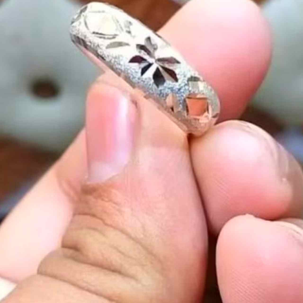 বুড়ো আঙুলে রুপোর আংটির উপকারিতা: নিয়ম মানলেই মিলবে পূর্ণ সুফল