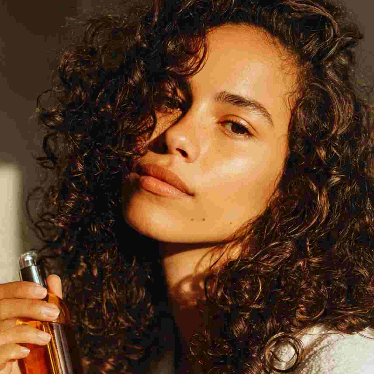 চুলের যত্নে তেলের গুরুত্ব: সারা রাত রেখে দিলে কি সত্যিই উপকার?