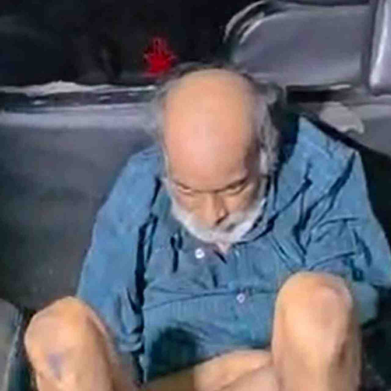 নৈহাটিতে স্ত্রীর পচাগলা দেহ আগলে অসুস্থ স্বামী ও বিশেষ ভাবে সক্ষম পুত্র, দুর্গন্ধে ফাঁস রহস্য