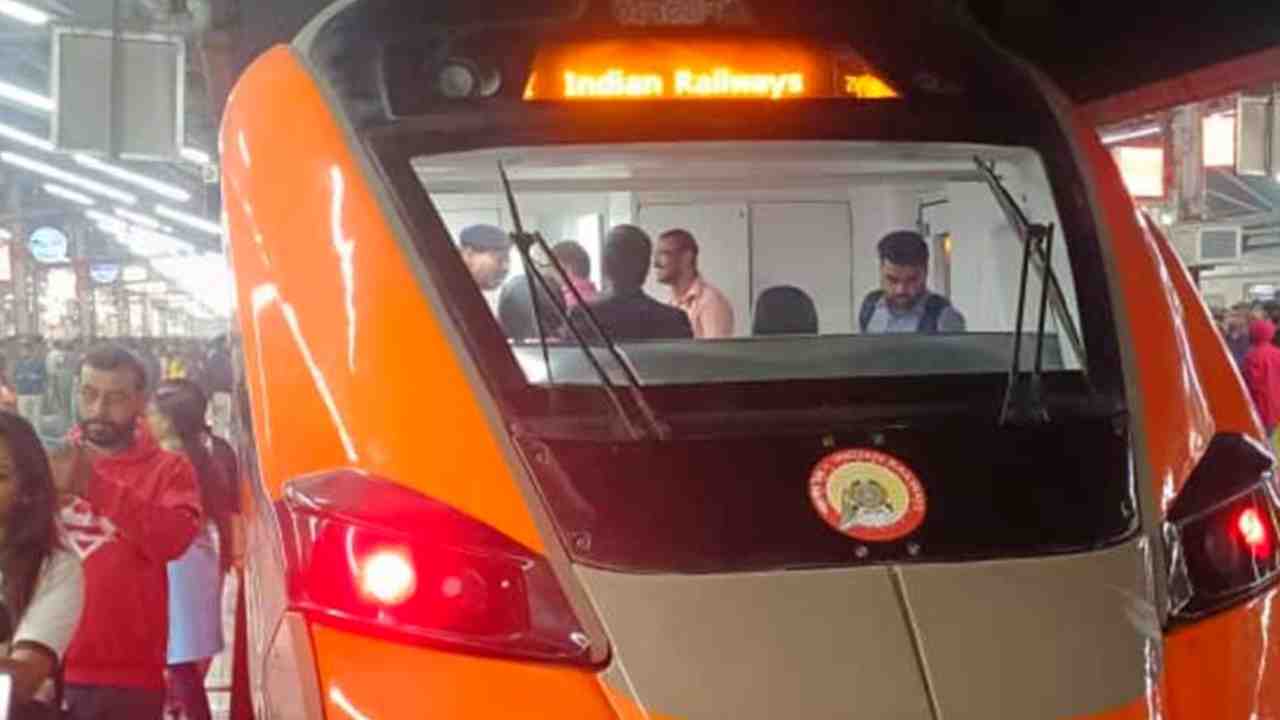 নিরামিষ বিতর্কের মাঝেই হাওড়া থেকে যাত্রা শুরু বন্দে ভারত স্লিপার এক্সপ্রেসের