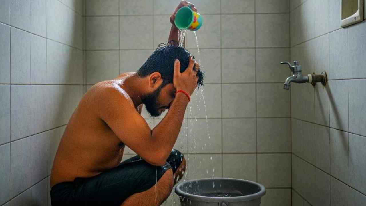 স্নানের জলে এক চিমটে টোটকা! গ্রহের কুপ্রভাব কাটিয়ে সৌভাগ্য মুঠোবন্দির সহজ উপায়