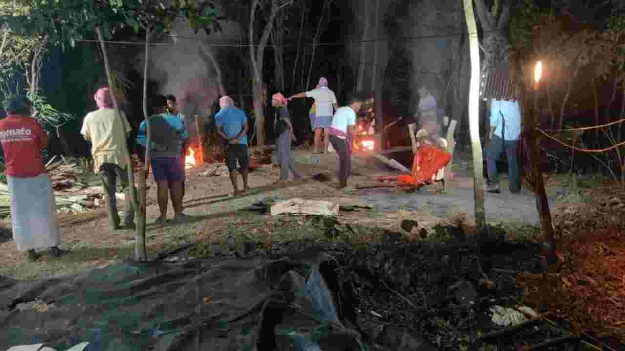 দুর্ঘটনায় নিশ্চিহ্ন মণ্ডল পরিবার, সরকারি ক্ষতিপূরণ নেবে কে? শ্মশানে চিতার সামনে দাঁড়িয়ে প্রশ্ন এলাকাবাসীর