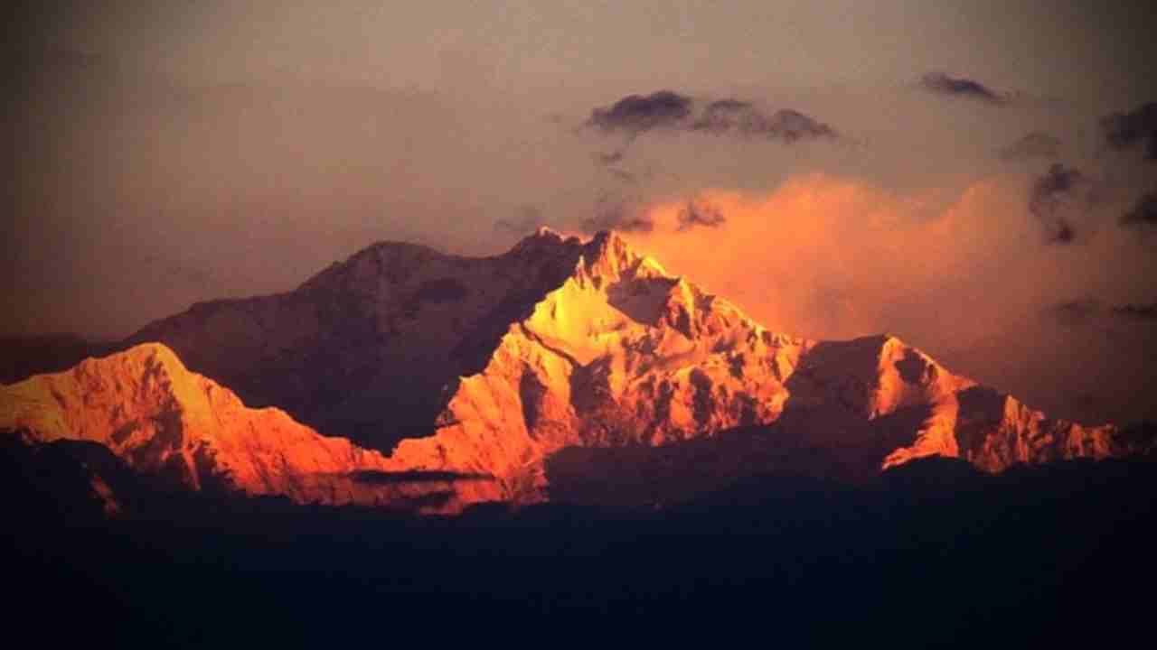 পশ্চিমবঙ্গের কাছেই ভারতের ‘সোনার পাহাড়’—কাঞ্চনজঙ্ঘার মোহময় গল্প