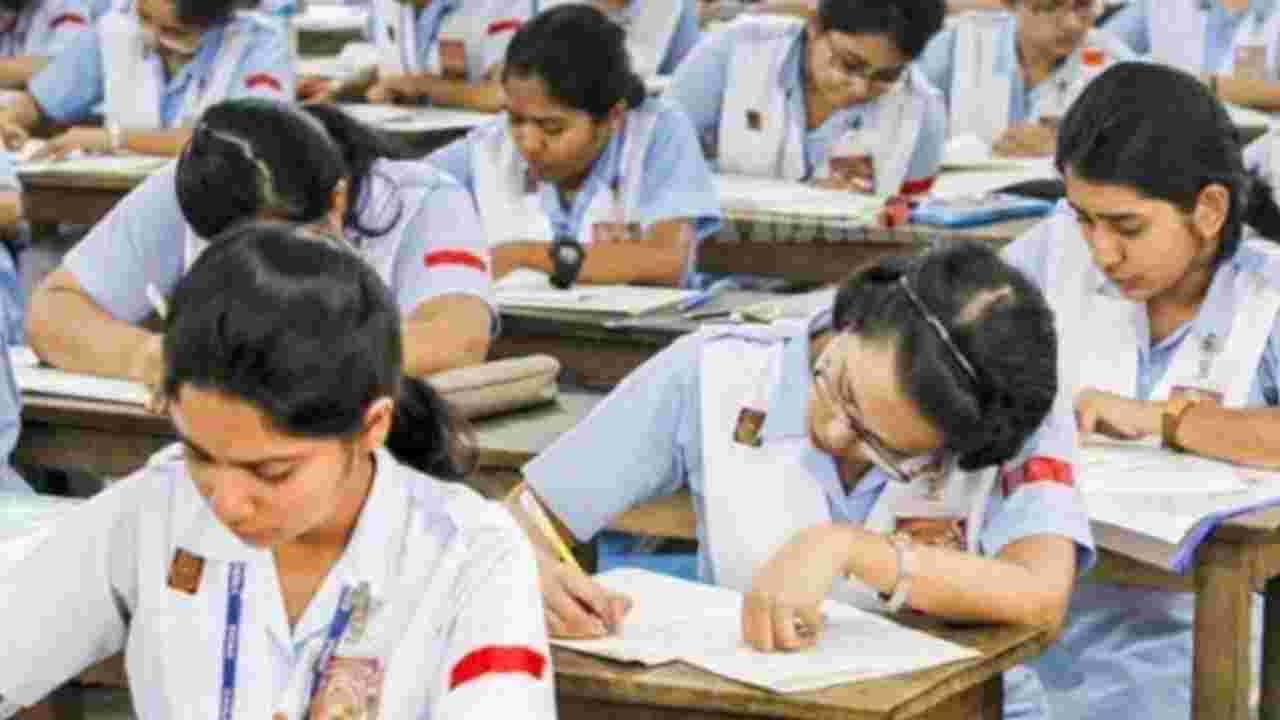 মাধ্যমিকের সময় মাইক বাজালে কড়া ব্যবস্থা, পরীক্ষার্থীদের জন্য বিনামূল্যে টোটো ও বাস পরিষেবা মেদিনীপুরে