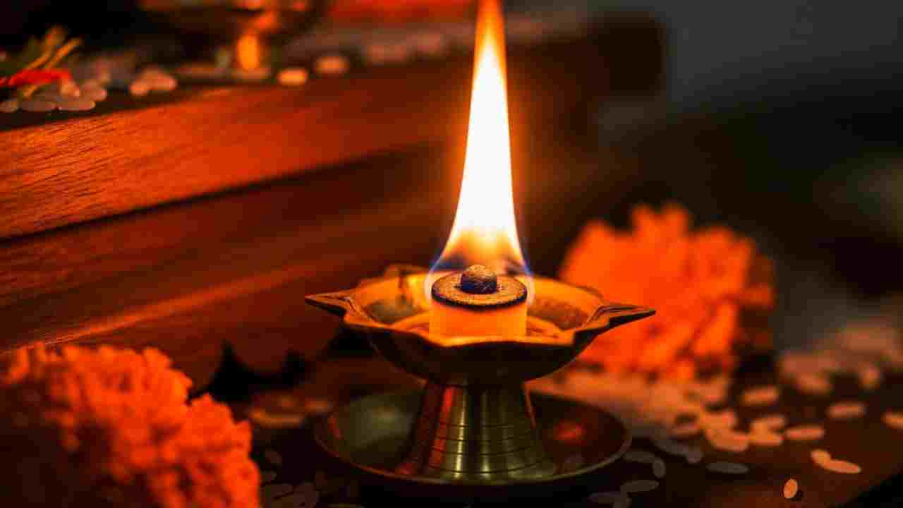 শুধু কর্পূর নয়, এই ৩ জিনিস মেশালেই বহুগুণ ফল! জেনে নিন শাস্ত্রসম্মত নিয়ম ও উপকারিতা