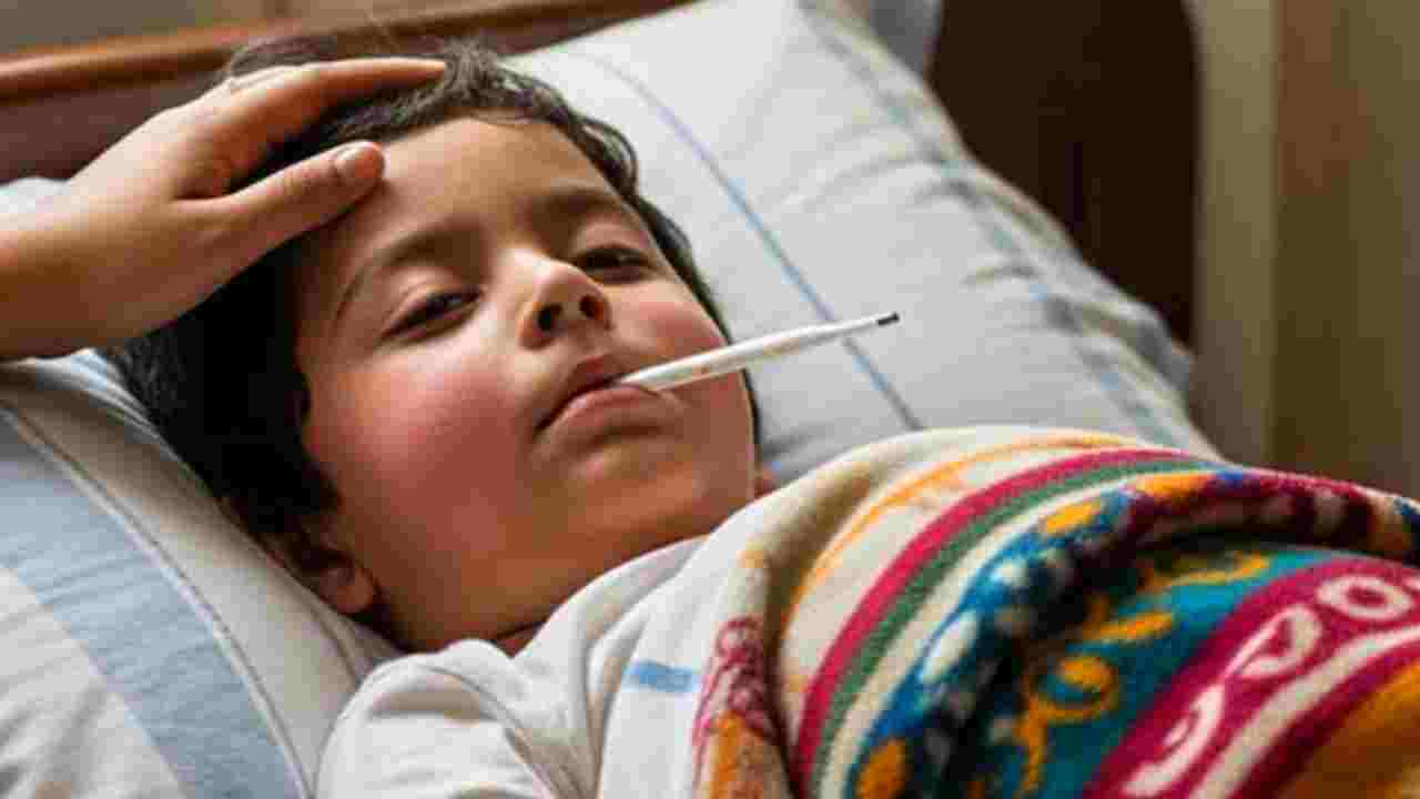 ঋতু বদলে শিশুর ঘন ঘন জ্বর: ভাইরাল নয় তো? মেনিনজাইটিসের বিপজ্জনক লক্ষণ জানুন