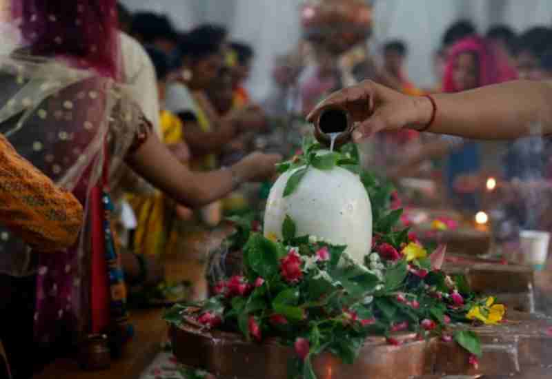 শিবলিঙ্গে জল ঢালার সঠিক নিয়ম: ভক্তিভরে মানলেই মিলবে মহাদেবের কৃপা