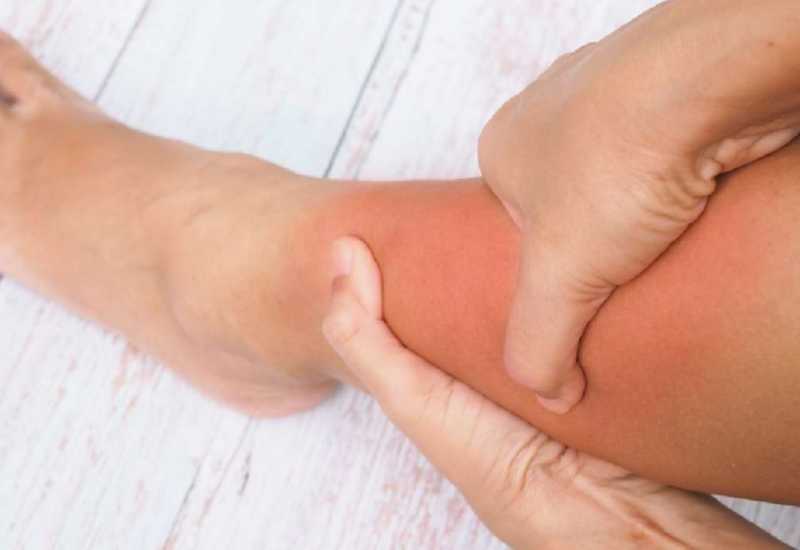 পা ফোলা কি শুধু ক্লান্তির ফল? লুকিয়ে থাকতে পারে গুরুতর রোগের সংকেত