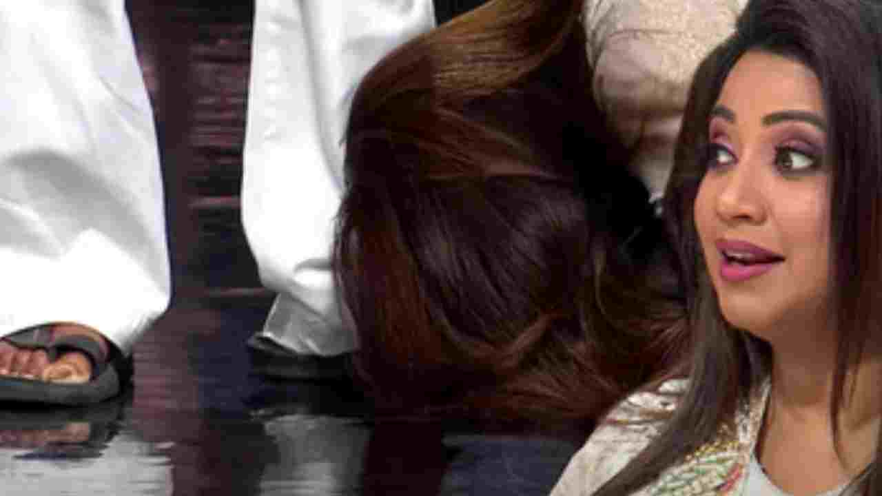 গুরুকে দেখে আবেগে ভাসলেন শ্রেয়া ঘোষাল, মঞ্চেই পায়ে সাষ্টাঙ্গে প্রণাম