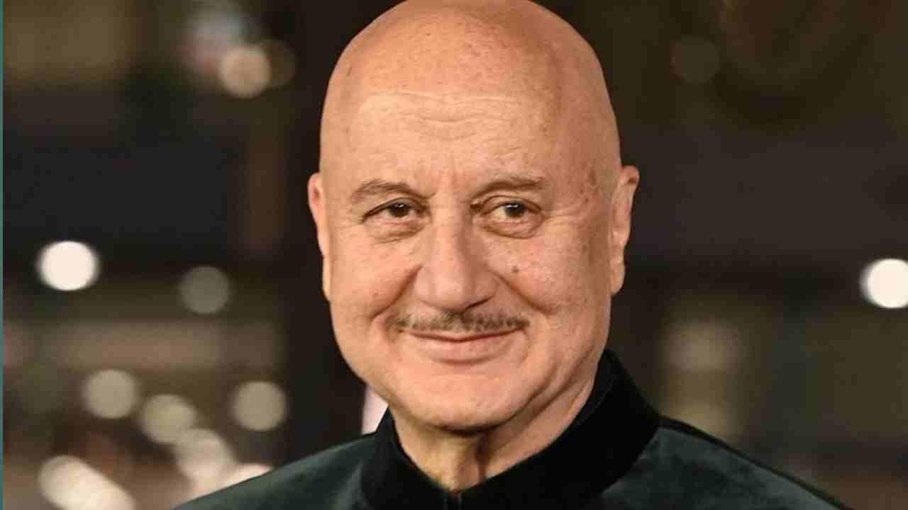 কেশ প্রতিস্থাপনের প্রস্তাব বারবার ফিরিয়েছেন অনুপম খের, কেন এমন সিদ্ধান্ত অভিনেতার?