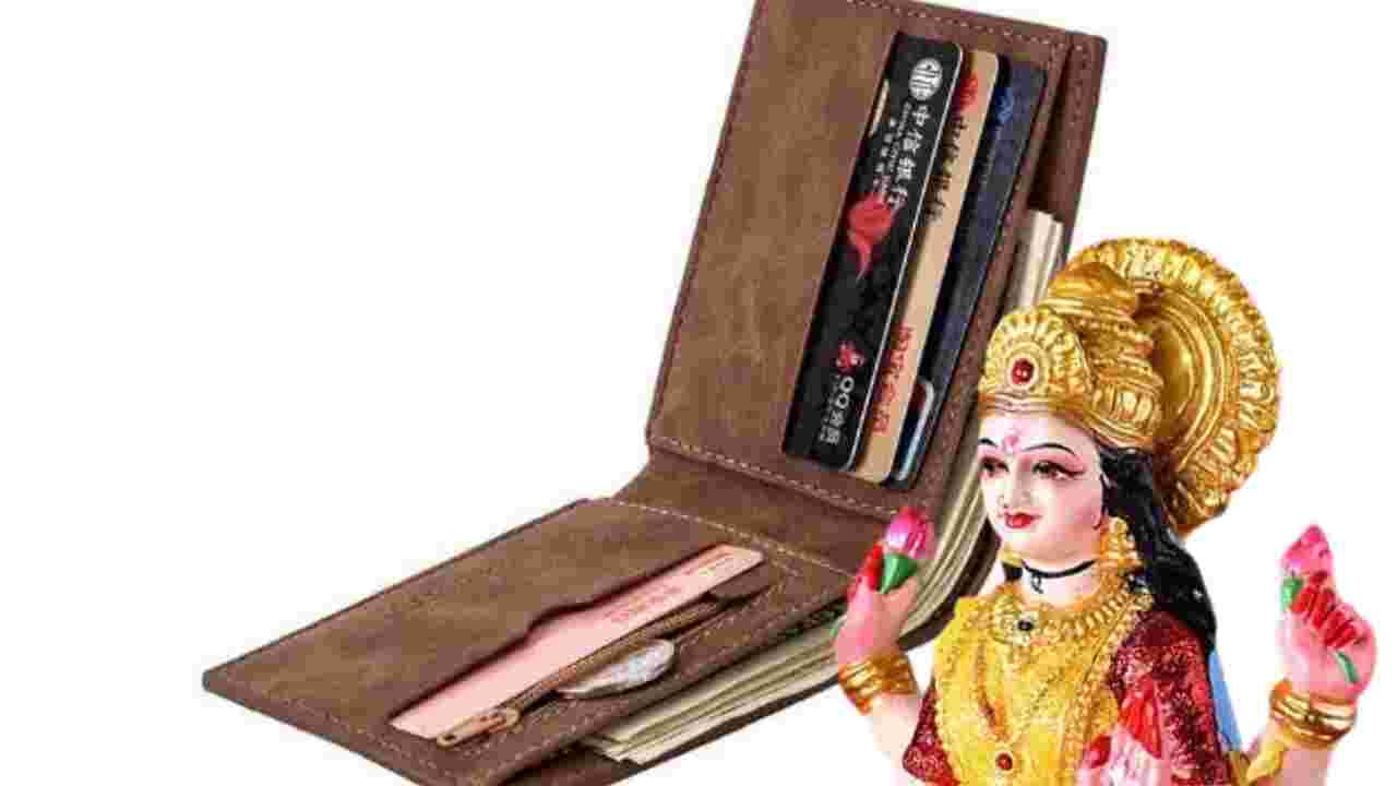মানিব্যাগে দেবদেবীর ছবি রাখা কি সত্যিই শুভ? জ্যোতিষ মতে আসল ব্যাখ্যা