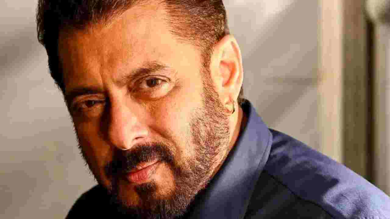 কাঁধে অচেনা হাত! বিমানবন্দরে হঠাৎ ক্ষোভে ফেটে পড়লেন সলমন, নিরাপত্তা নিয়ে তোলপাড়