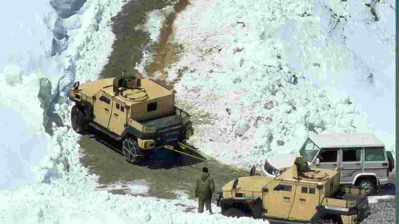 ধসে চাপা রাস্তা, তুষারঝড়ে মৃত্যু-ফাঁদ! ৪৮ ঘণ্টায় ১৪০০ প্রাণ বাঁচাল Indian Army