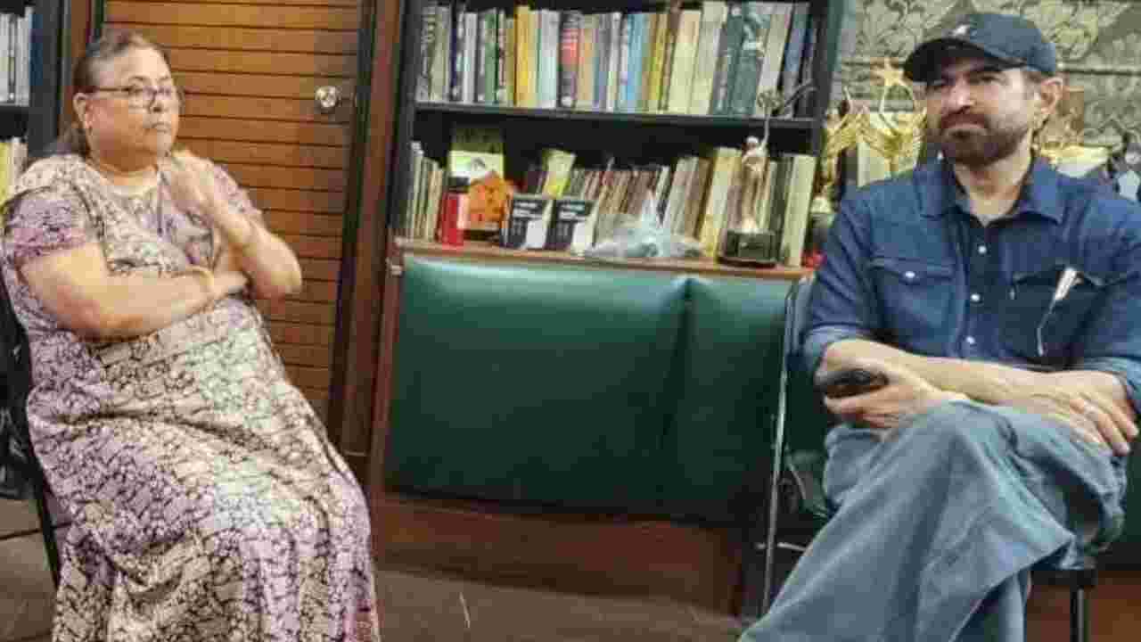 রাহুলের শোকাতুর মায়ের পাশে বসে ‘ফোটোসেশন’! জিতকে ঘিরে বিতর্কে তোলপাড় টলিউড