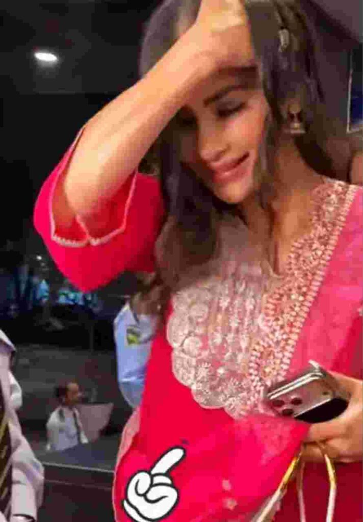 ওড়নায় আড়াল রহস্য! Mouni কি সত্যিই মা হতে চলেছেন?