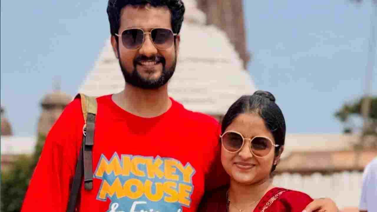 কাজের ফাঁকে প্রেমের ছুটি! স্ত্রীকে নিয়ে পুরীতে রিকশা ভ্রমণে ঋত্বিক, ভাইরাল মিষ্টি মুহূর্ত