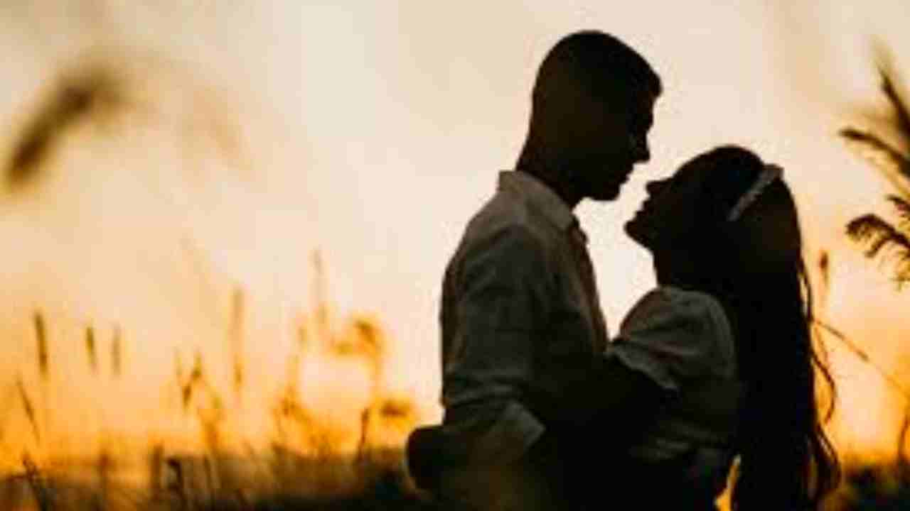 একঘেয়ে সম্পর্কে আগুন ফেরাতে চান? এই ১০ ছোট্ট প্ল্যানেই ফিরবে হারানো প্রেম!