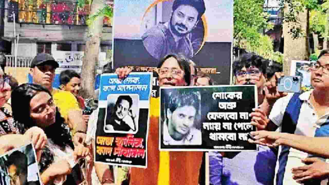 ‘শুধু শোক নয়, চাই বিচার’, —বাবিনের জন্য রাস্তায় নামলেন পরিবার ও প্রতিবেশীরা, ন্যায় না পেলে আরও বড় আন্দোলনের হুঁশিয়ারি