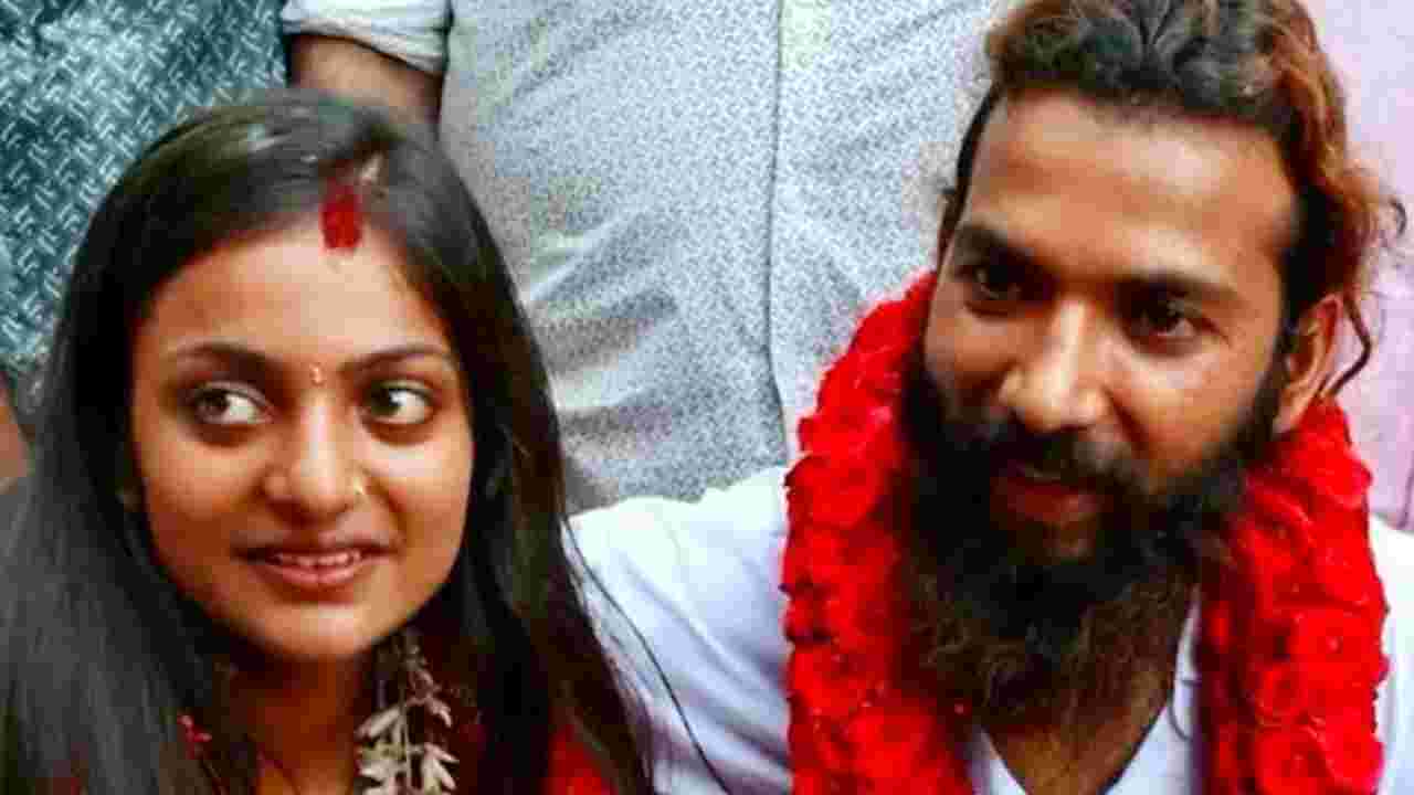 বিয়ের পরেই ‘উধাও’ ভাইরাল মোনালিসা! স্বামীর বিরুদ্ধে পকসো মামলা, মায়ের বিস্ফোরক অভিযোগে নতুন মোড়