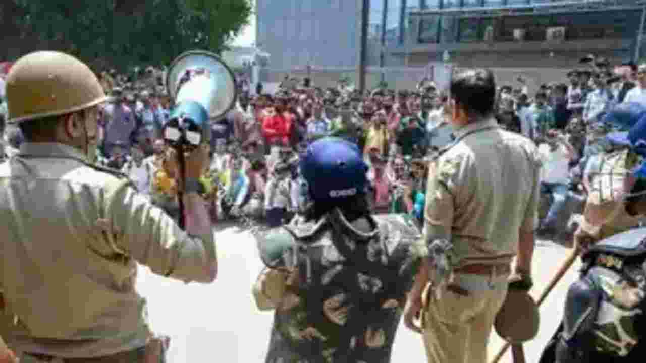 নয়ডায় শ্রমিক বিক্ষোভে হঠাৎ হিংসা! ‘বহিরাগত’ না কি পাকিস্তানি যোগ—তদন্তে চাঞ্চল্য, ধৃত ৩০০