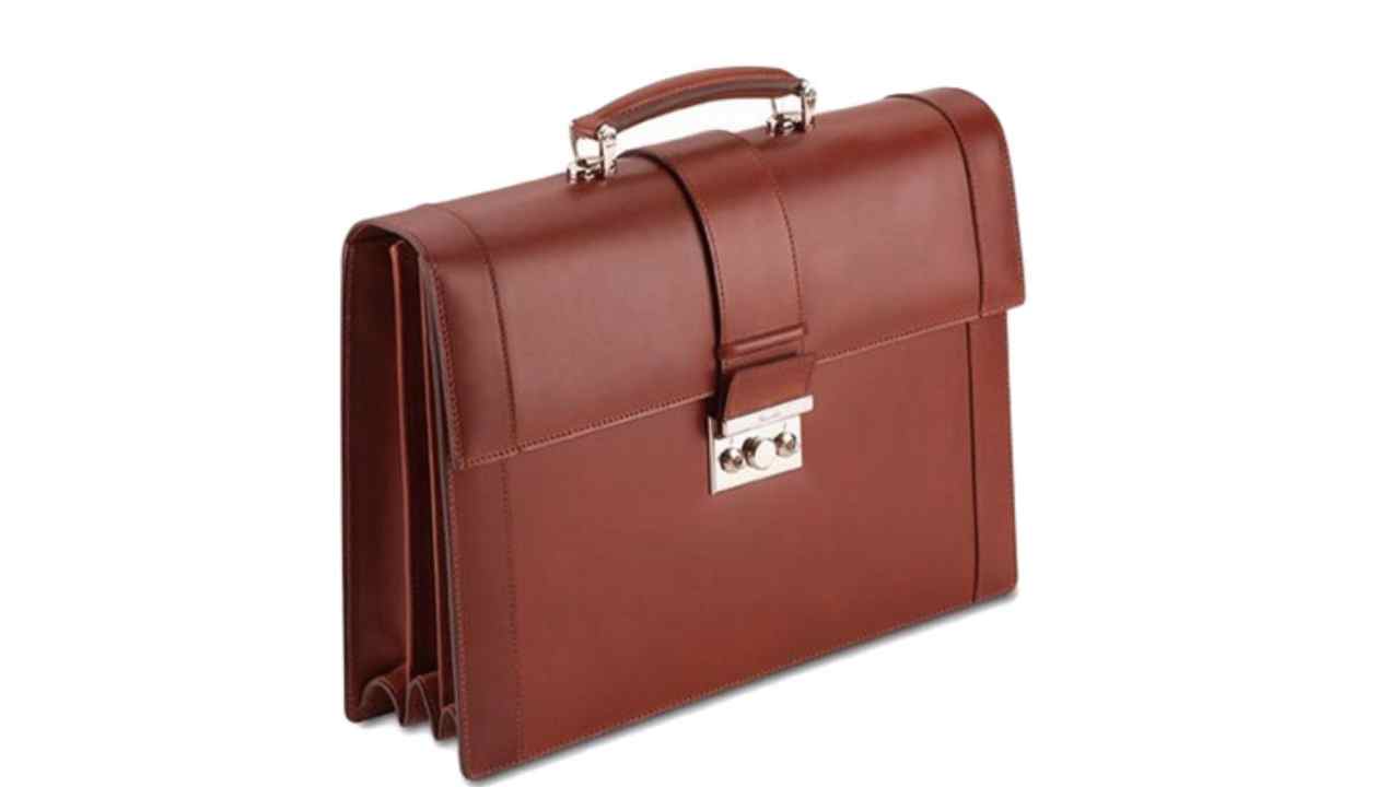 অফিস ব্যাগে লুকিয়ে থাকা ৩ ভুল অভ্যাসেই আটকে যাচ্ছে প্রোমোশন! কী বলছে বাস্তু?