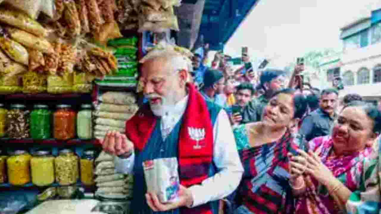 মাঝপথে থামল PM-র কনভয়! ঝাড়গ্রামে ঝালমুড়ির দোকানে মোদী