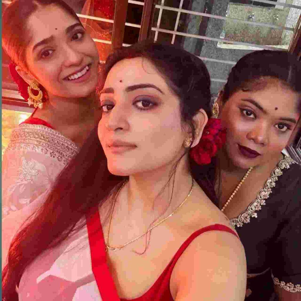 একফ্রেমে সেনগুপ্ত বাড়ির ৩ কন্যে