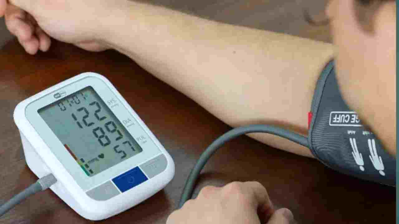 বাড়িতে রক্তচাপ মাপছেন? এই ভুলগুলো করলে বিপদ বাড়বে!