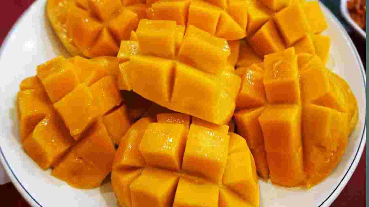 গরমে আম খাওয়া: রক্তচাপের বন্ধু না শত্রু? কী বলছেন পুষ্টিবিদরা