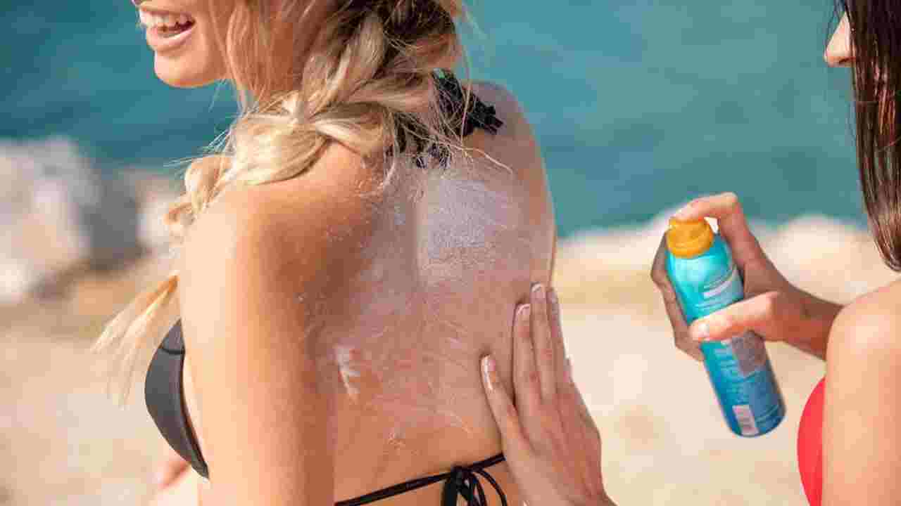সানস্ক্রিন স্প্রে: সুবিধা থাকলেও কি সম্পূর্ণ রোদ থেকে সুরক্ষা দেয়?